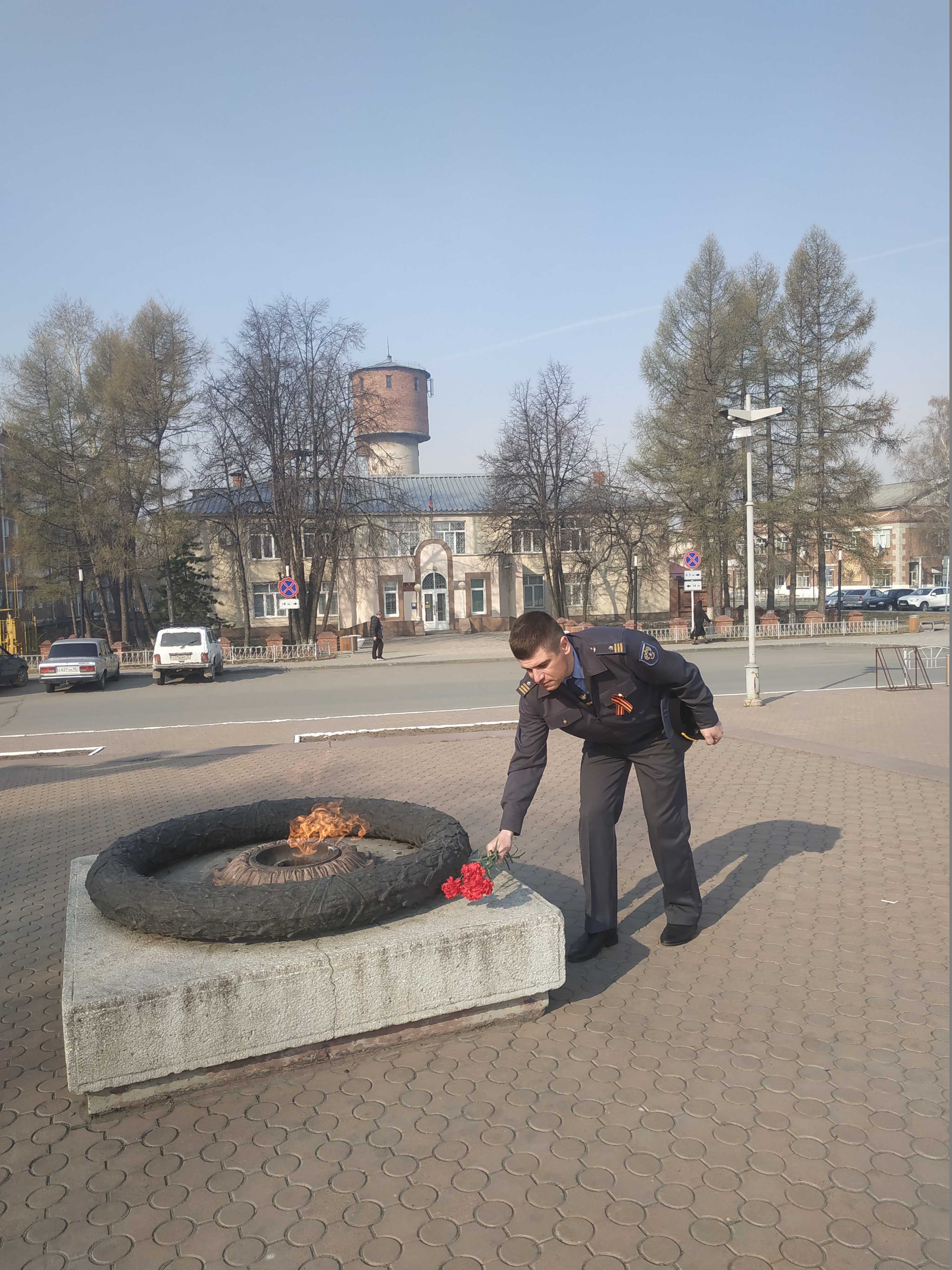 Сотрудники Омского ТОГАДН МТУ Ространснадзора по СФО возложили цветы к  мемориалу Воин-Освободитель - Ространснадзор