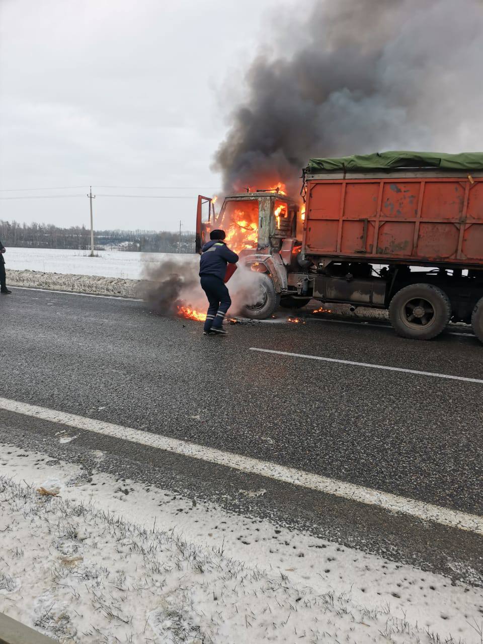 Белгородскими инспекторами МТУ Ространснадзора по ЦФО в ходе проведения  рейдовых мероприятий ликвидировано возгорание грузового автомобиля -  Ространснадзор