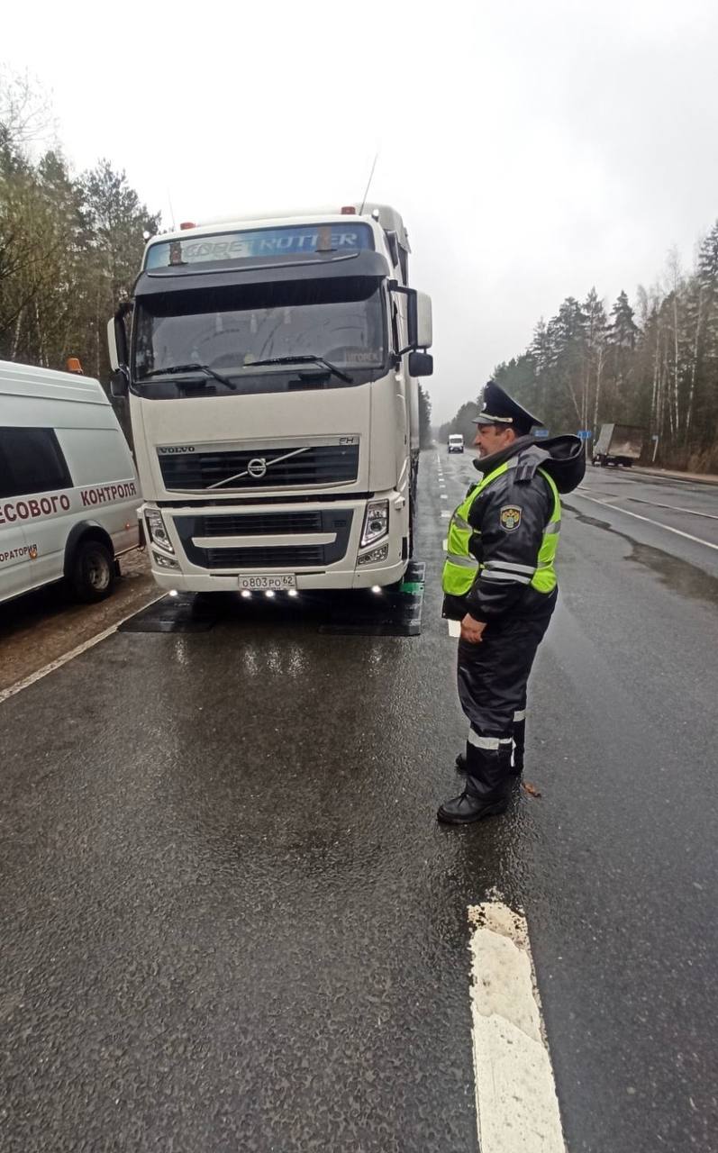 В целях обеспечения сохранности автомобильных дорог общего пользования, в  том числе в период введения временных ограничений во Владимире проводятся  мероприятия по весовому и габаритному контролю транспортных средств -  Ространснадзор