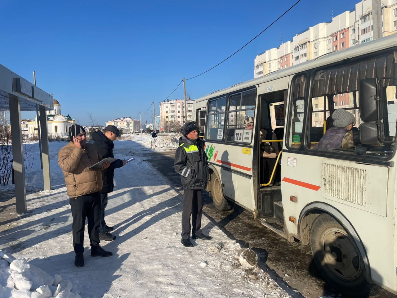 Проведение рейдовых мероприятий, в ходе которых сотрудники территориального  отдела государственного автодорожного надзора по Еврейской автономной  области МТУ Ространснадзора по ДФО и Мэрии города Биробиджан оценили работу  общественного транспорта ...