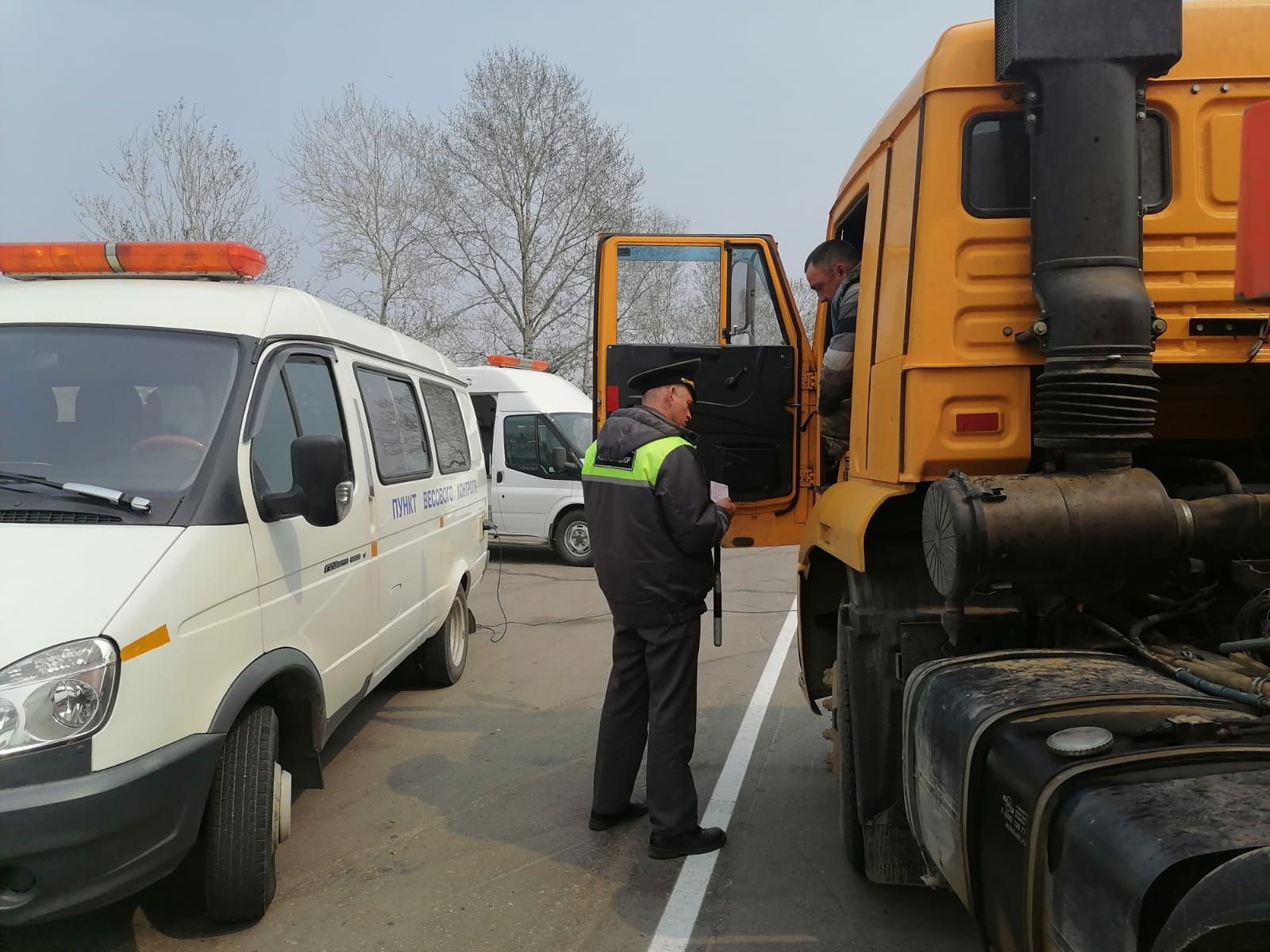 В Еврейской автономной области должностные лица МТУ Ространснадзора по ДФО  продолжают осуществлять весогабаритный контроль в связи с введенными  временными ограничениями движения автотранспортных средств - Ространснадзор