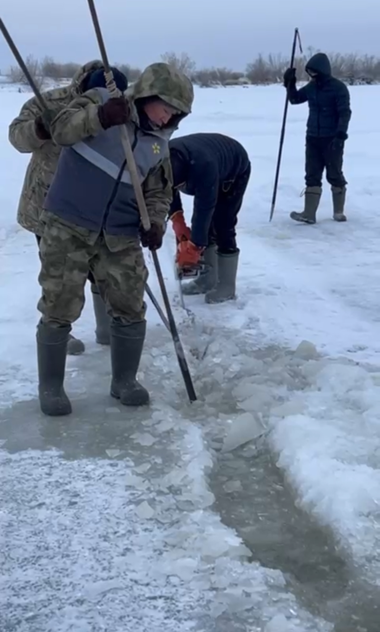 Сотрудники Якутского территориального отдела ГМРН МТУ Ространснадзора по  ДФО вместе с семьями приняли участие в заготовке льда для семей СВО -  Ространснадзор