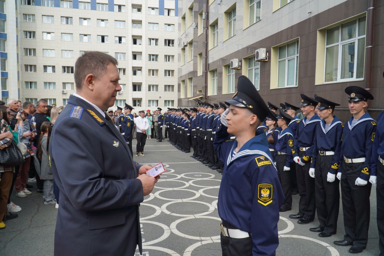 Исполняющий обязанности начальника МТУ Ространснадзора по ДФО Сергей  Белоусов принял участие в церемонии посвящения первокурсников в курсанты,  состоявшейся в Морском государственном университете имени адмирала Г.И.  Невельского. - Ространснадзор