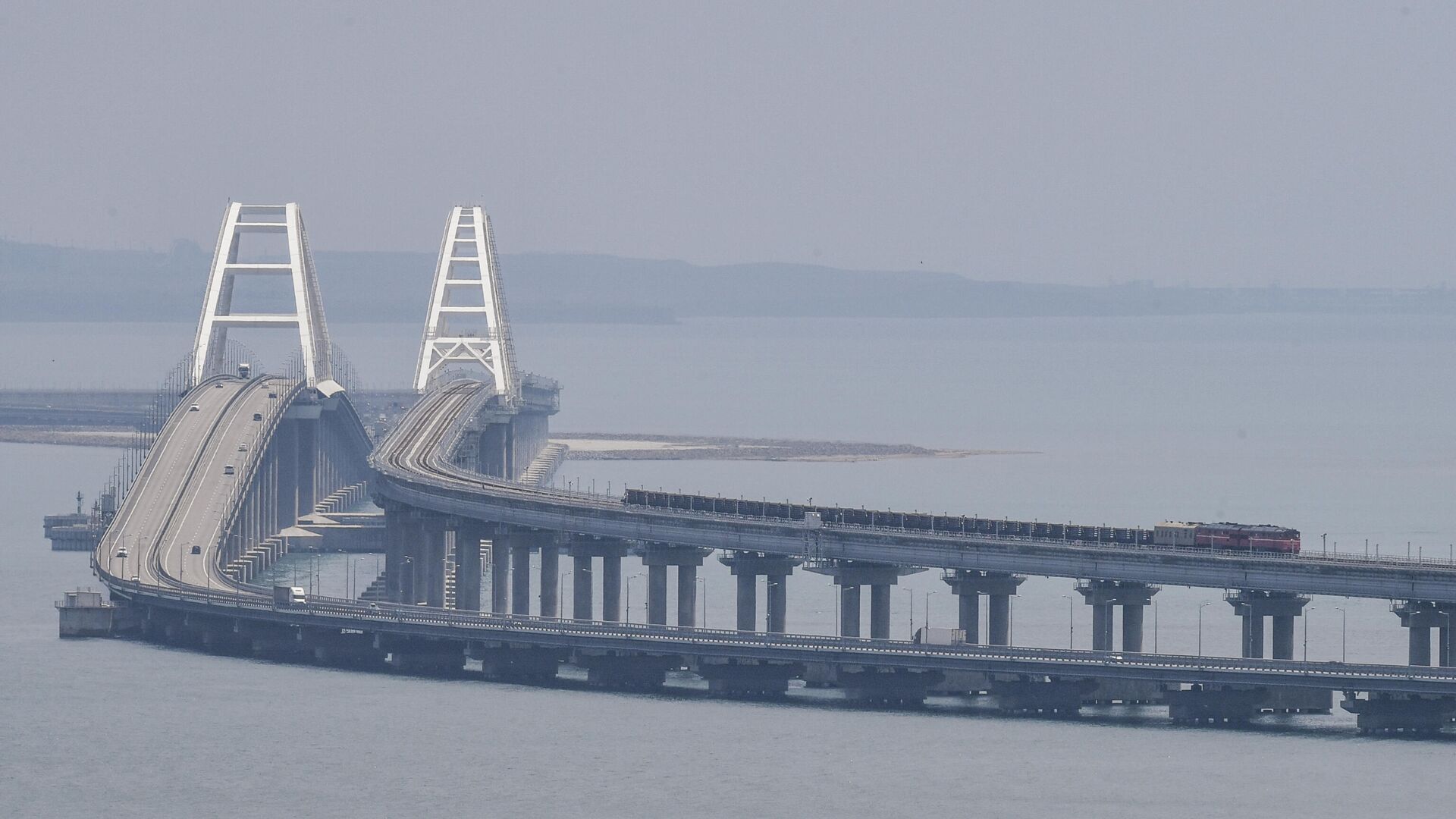 Движение на Крымском мосту временно приостановлено