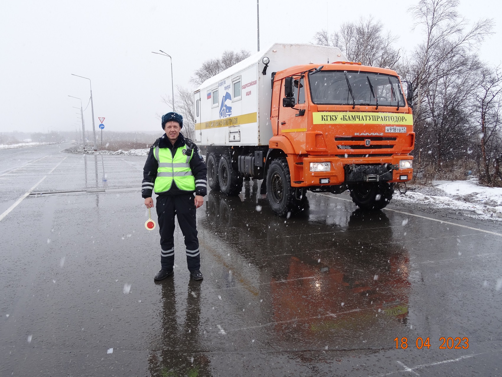 Сотрудники Территориального отдела государственного автодорожного надзора  по Камчатскому краю МТУ Ространснадзора по ДФО провели рейд по проверке  транспортных средств, осуществляющих перевозку грузов по автомобильным  дорогам Камчатского края ...