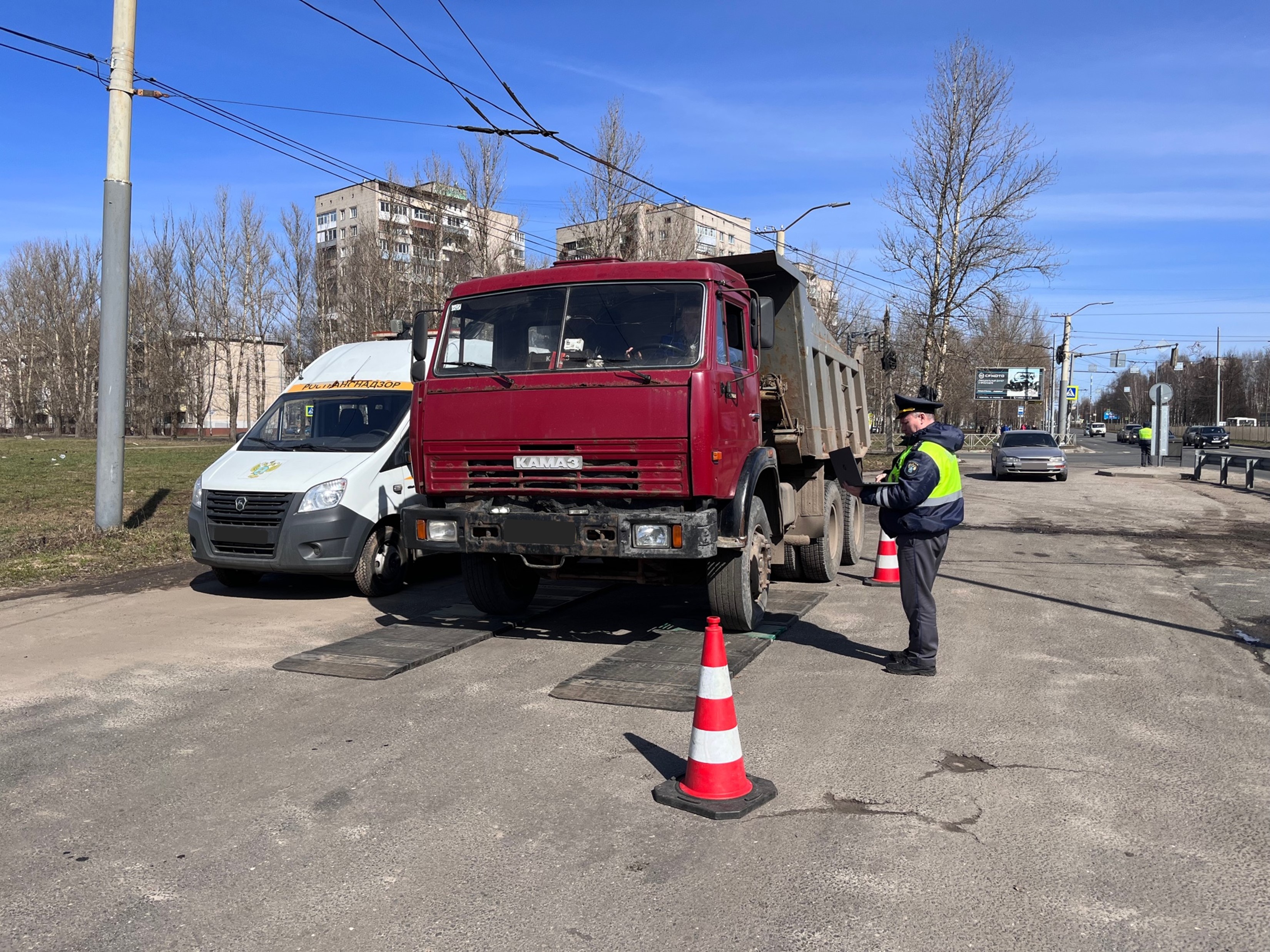 О временном ограничении движения транспортных средств с общей массой более 12 тонн на территории Ярославской области с 1 апреля 2023 года