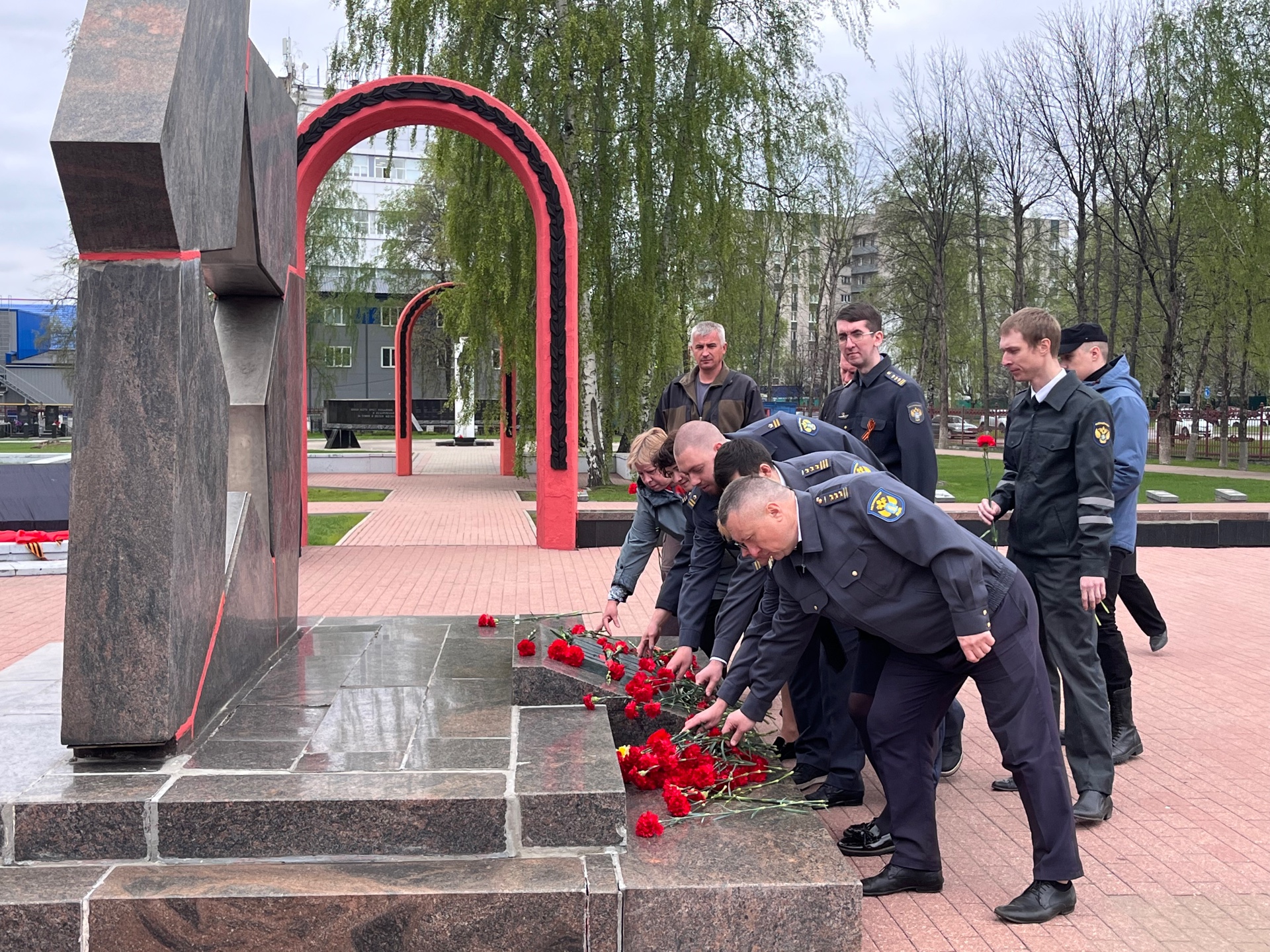 Сотрудники ТО по Ярославской области возлагают цветы к центральному обелиску «Звезда» на Воинском мемориальном кладбище в городе Ярославле