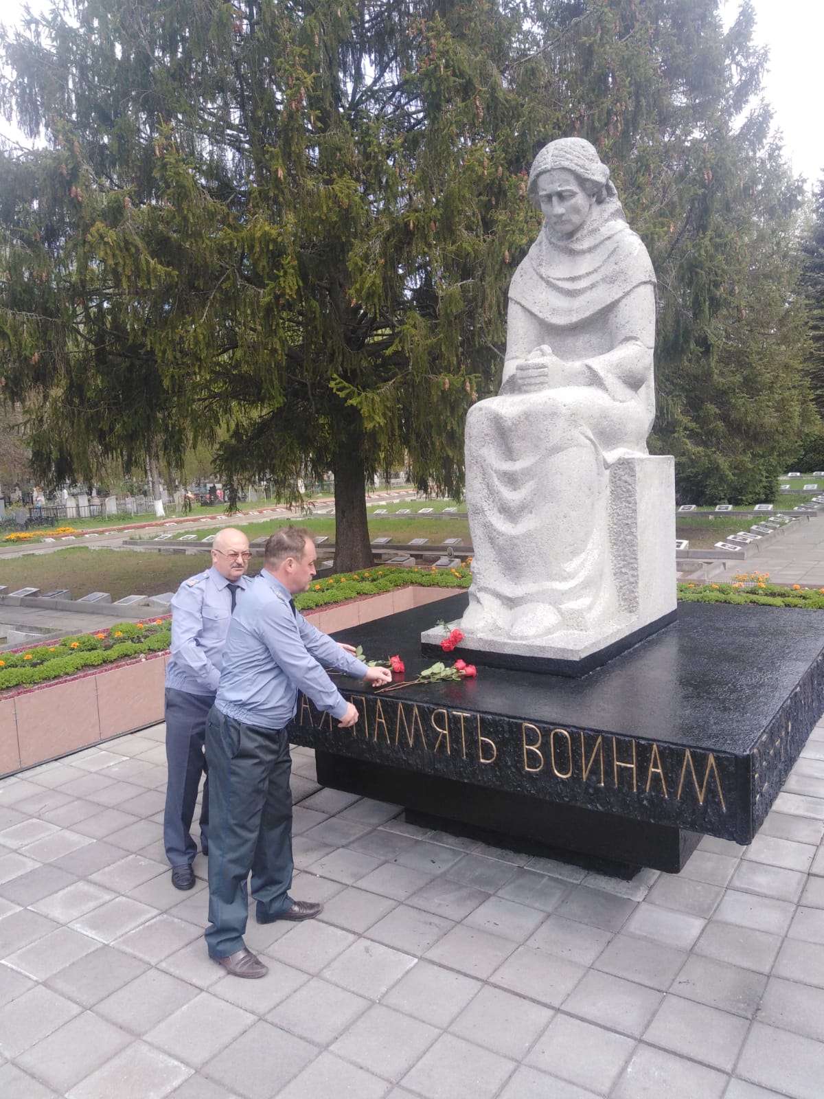 Сотрудники ТО по Ивановской области возлагают цветы к памятнику скорбящей матери в городе Иваново