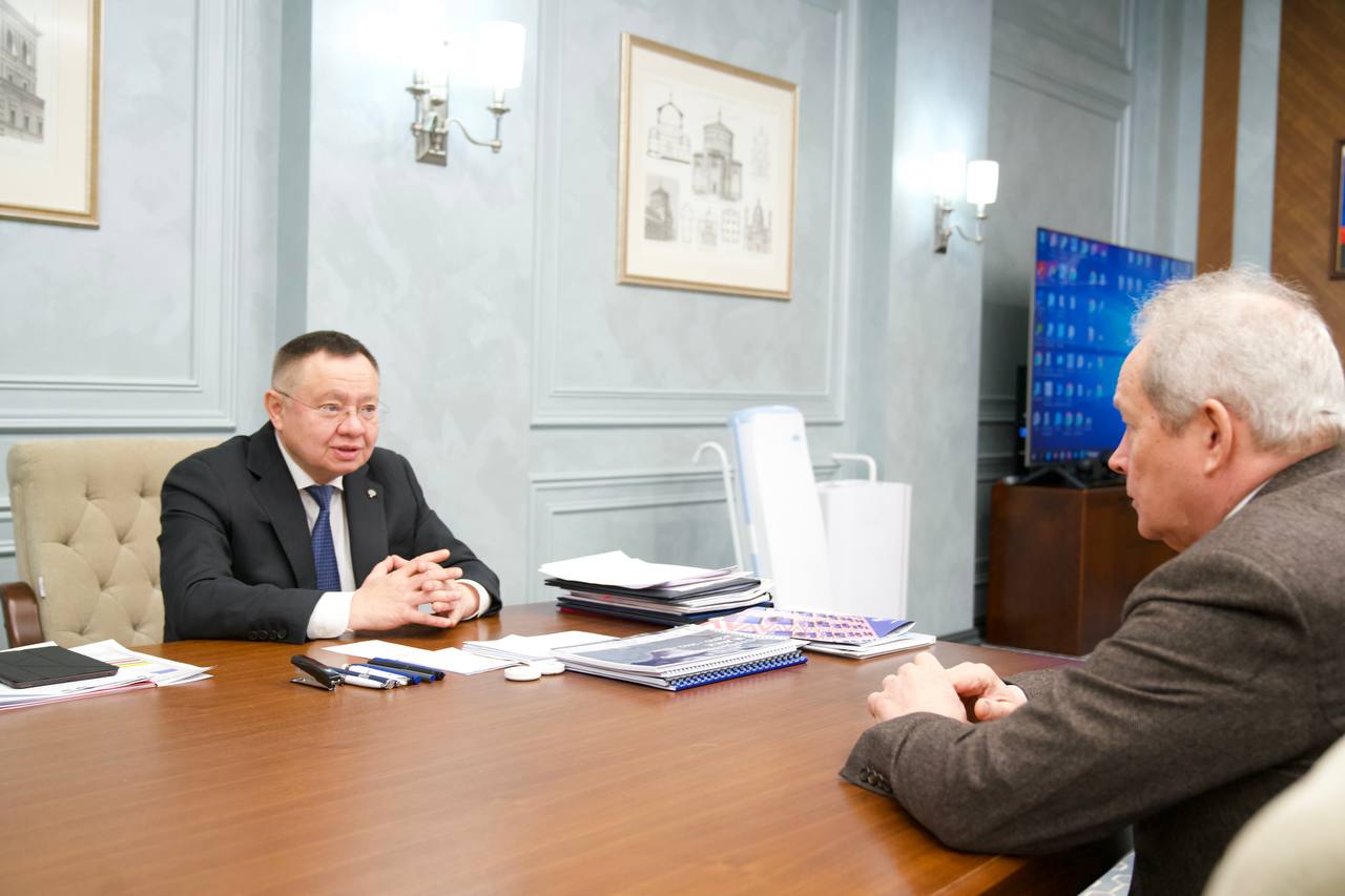 Глава Минстроя России Ирек Файзуллин провёл рабочую встречу с руководителем Федеральной службы по надзору в сфере транспорта Виктором Басаргиным