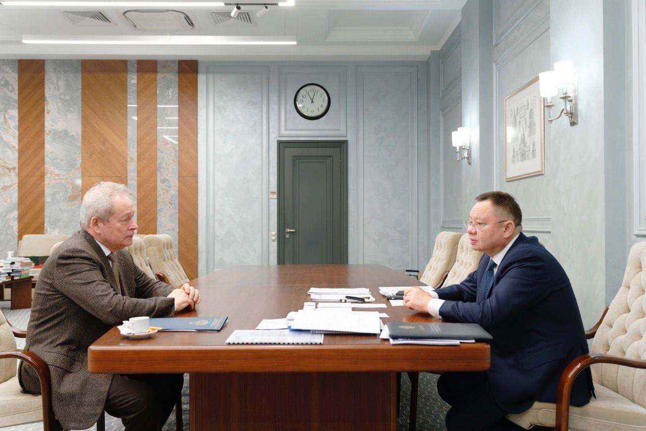 Руководитель Федеральной службы по надзору в сфере транспорта Виктор Басаргин провёл рабочую встречу с Главой Минстроя России Иреком Файзуллиным