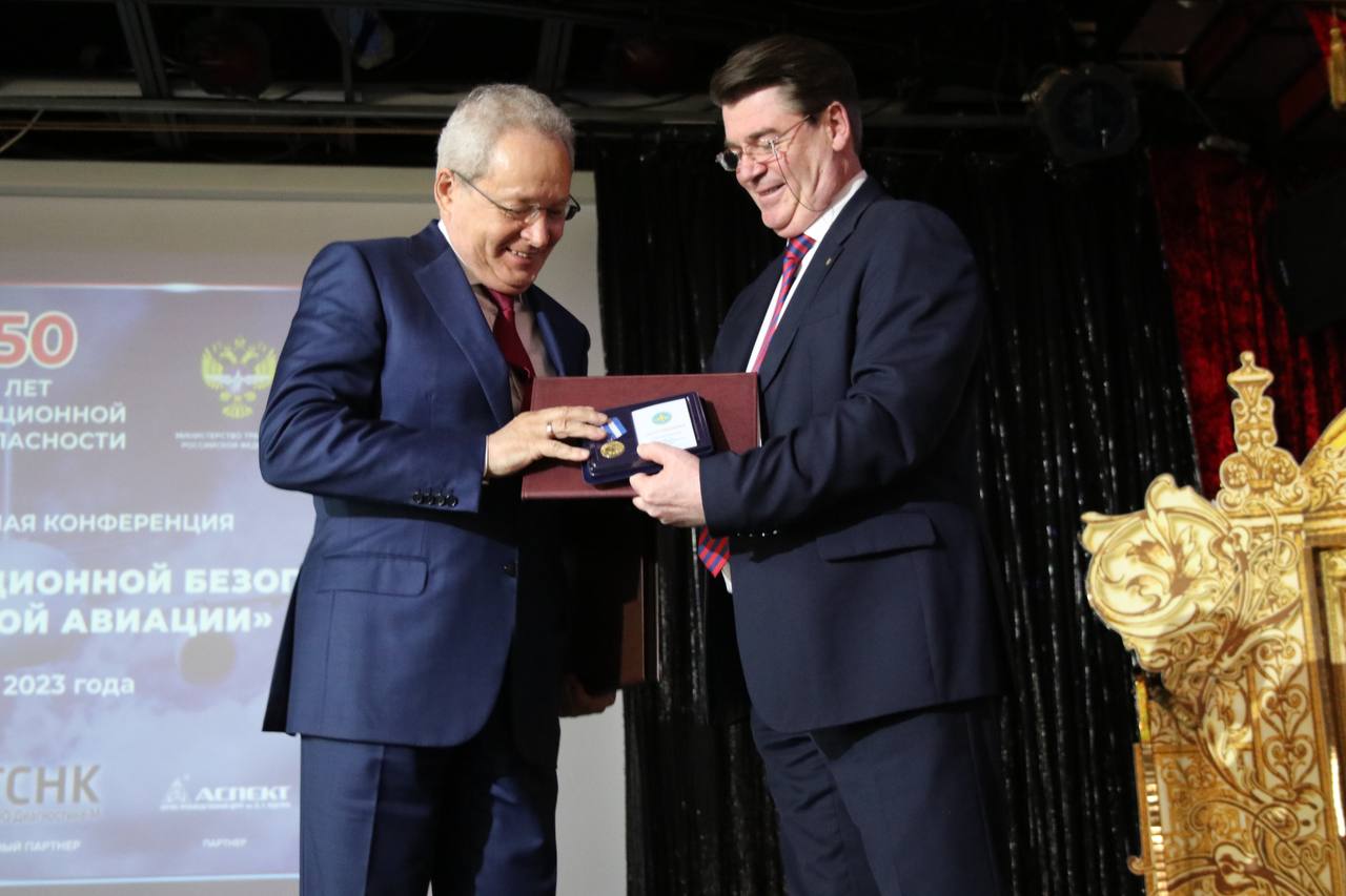 Руководитель Федеральной службы по надзору в сфере транспорта Виктор Басаргин награжден юбилейной медалью "100 лет гражданской авиации России"