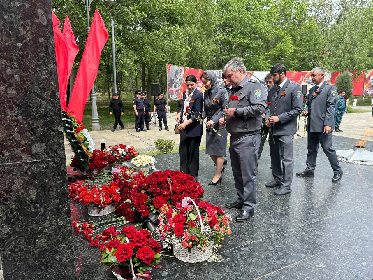 Руководство и сотрудники МТУ Ространснадзора по СКФО возложили цветы к Вечному огню