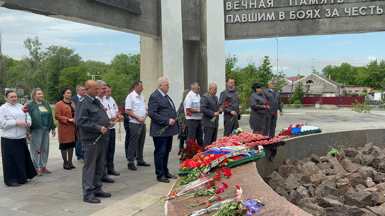 Руководство и сотрудники МТУ Ространснадзора по СКФО возложили цветы к Вечному огню