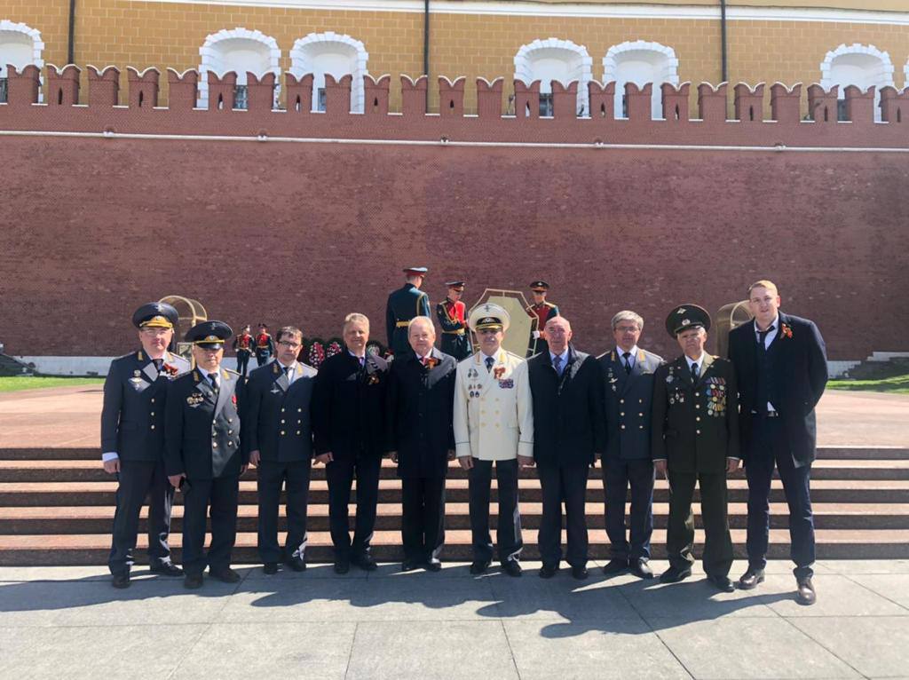 Возложение цветов к Могиле неизвестного солдата