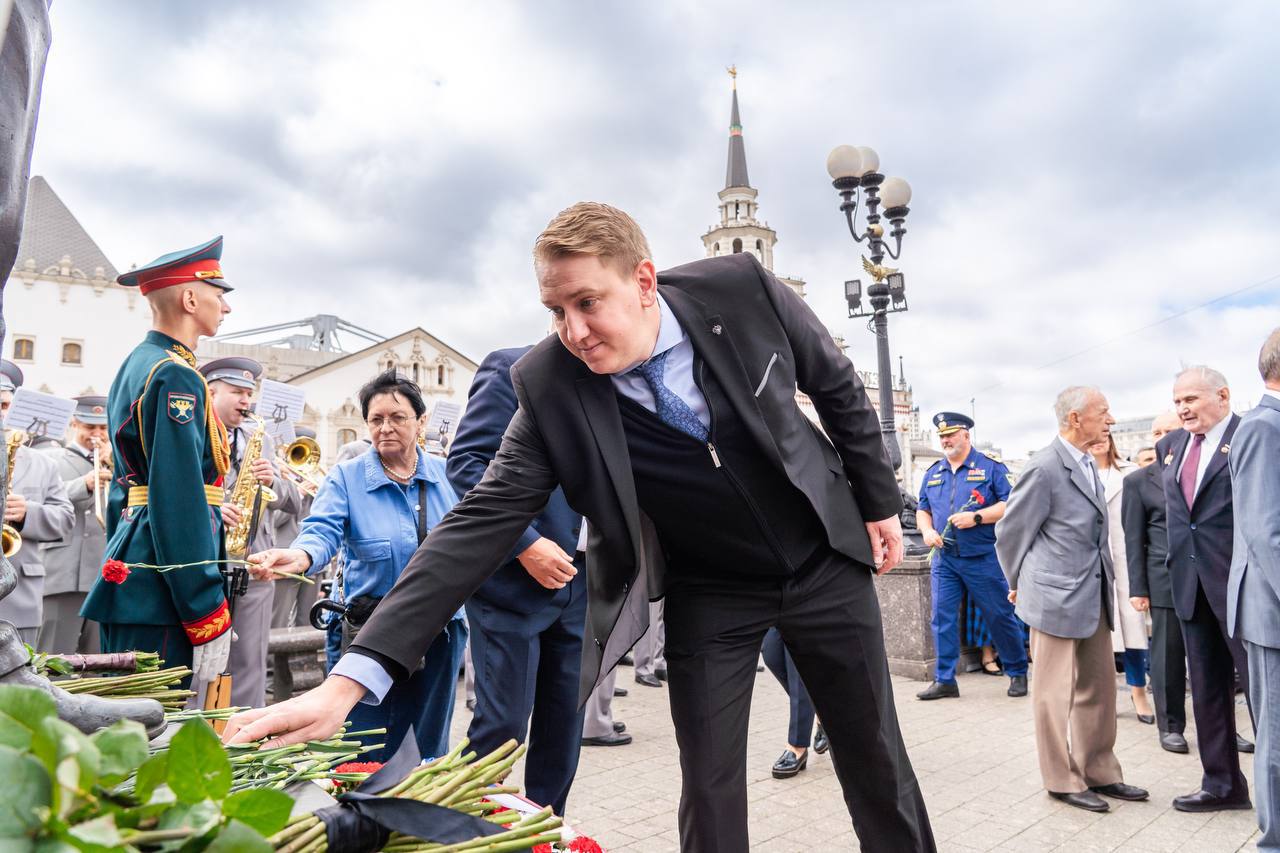 Руководство транспортного комплекса страны возложило цветы к памятнику первому российскому Министру путей сообщения Павлу Мельникову