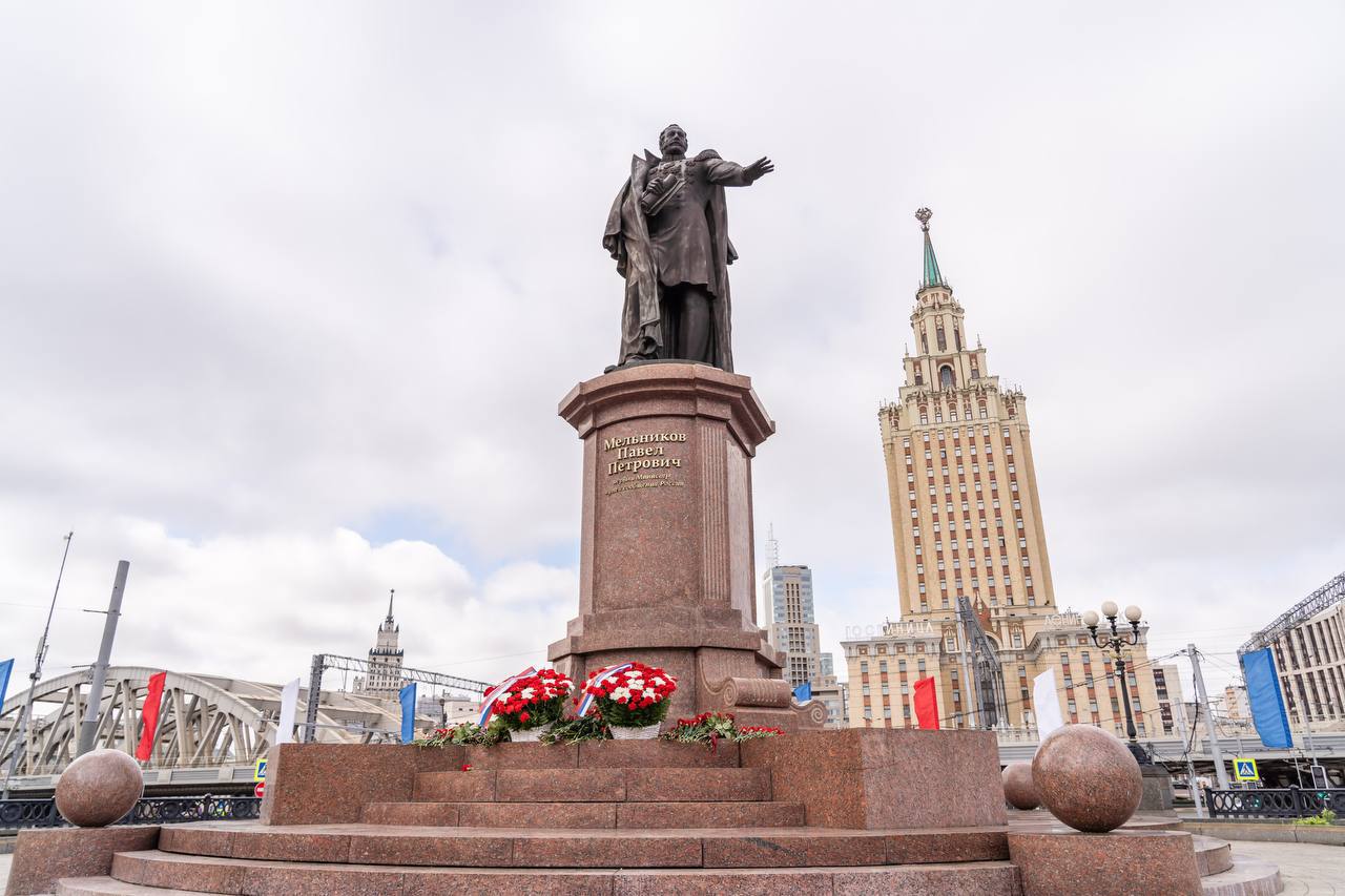 Руководство транспортного комплекса страны возложило цветы к памятнику первому российскому Министру путей сообщения Павлу Мельникову