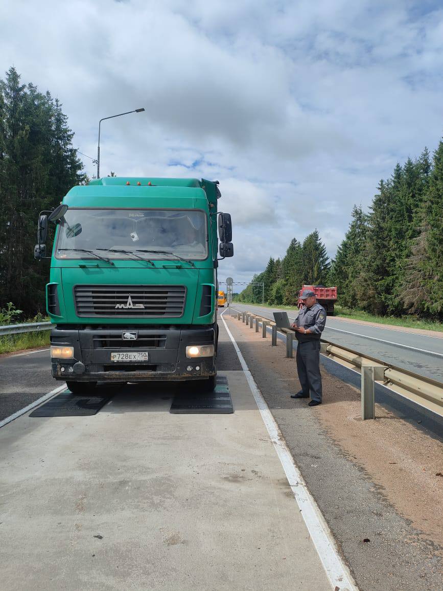 Сотрудниками ТОГАДН по Тверской области совместно с Госавтоинспекцией и Министерством транспорта продолжается проведение рейдовых мероприятий по контролю за соблюдением весогабаритных параметров транспортных средств, перевозящих грузы