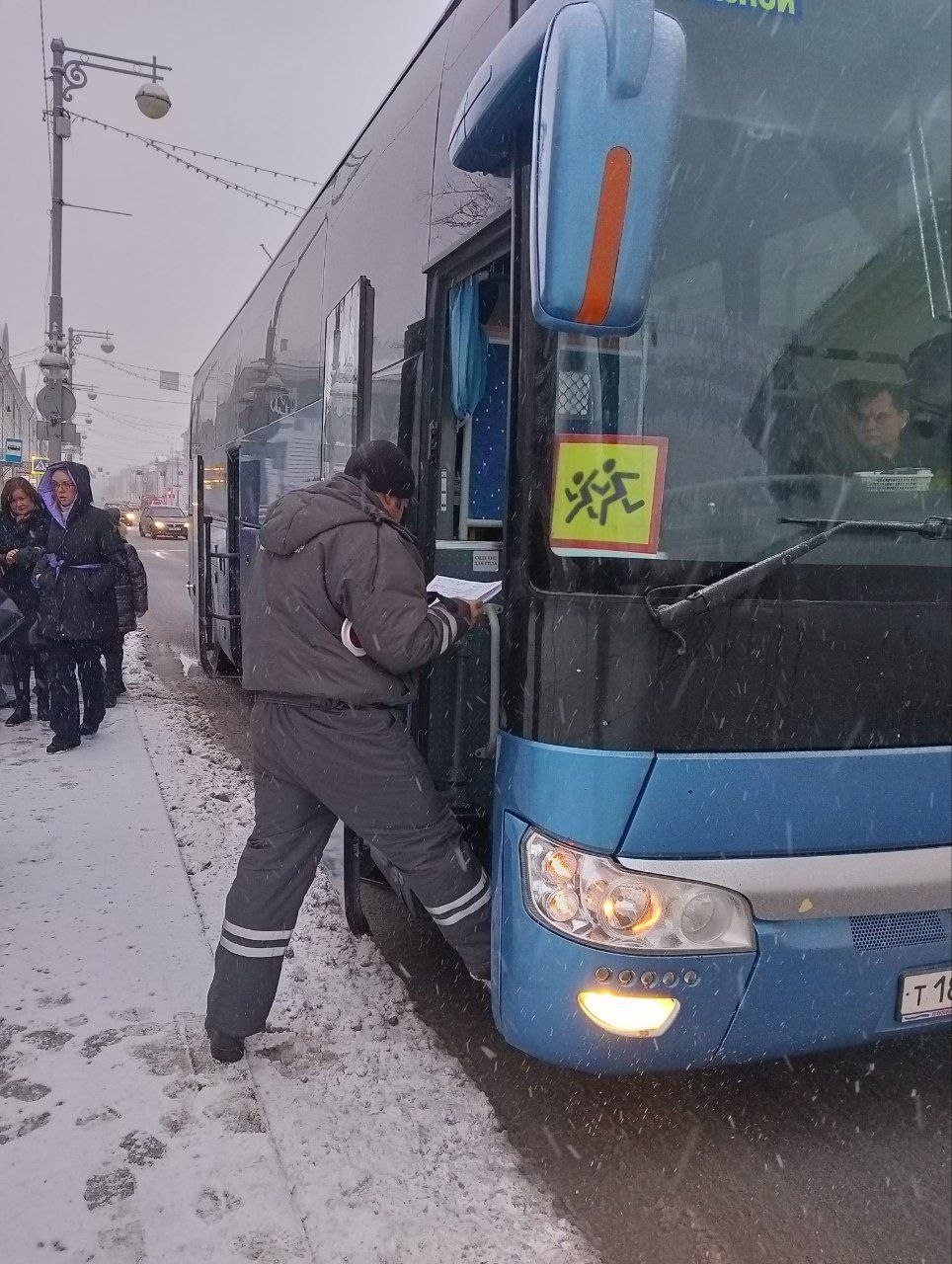 В преддверии новогодних праздничных мероприятий в г. Твери проведен постоянный рейд по профилактике, выявлению и пресечению нарушений обязательных требований при организованной перевозке групп детей