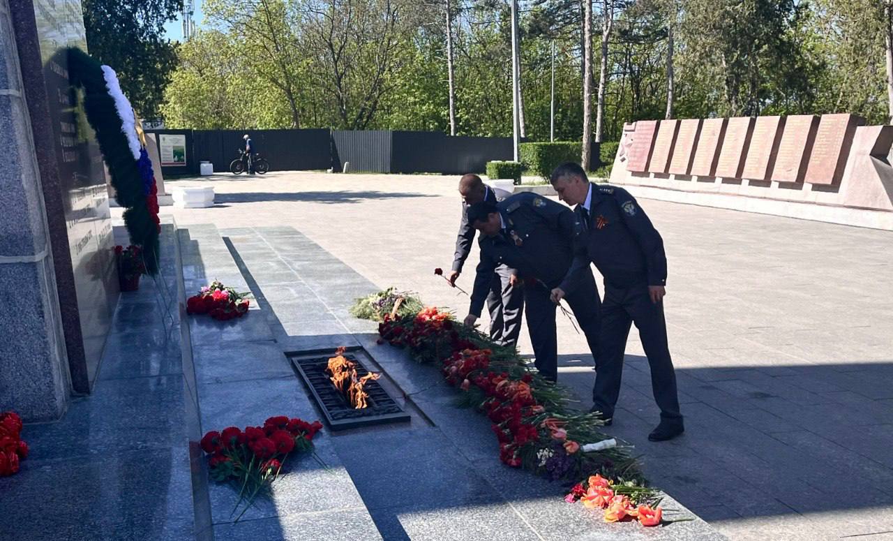 Возложение цветов к Вечному огню в Севастополе