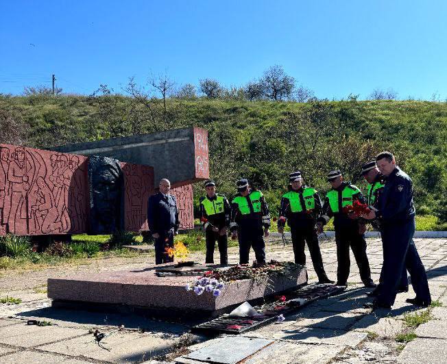 Возложение к мемориалу погибшим солдатам в Бердянске