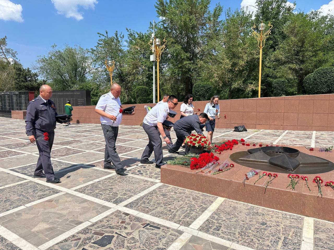 Торжественное возложение в преддверии празднования 80-й годовщины Великой Победы в Республике Калмыкия