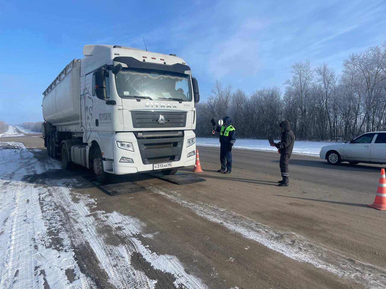 В целях усиления транспортного контроля 11 февраля государственными инспекторами ТОГАДН по Тамбовской области МТУ Ространснадзора по ЦФО совместно с сотрудниками  ТОГКУ "Тамбоаавтодор" проведено плановое рейдовое мероприятие