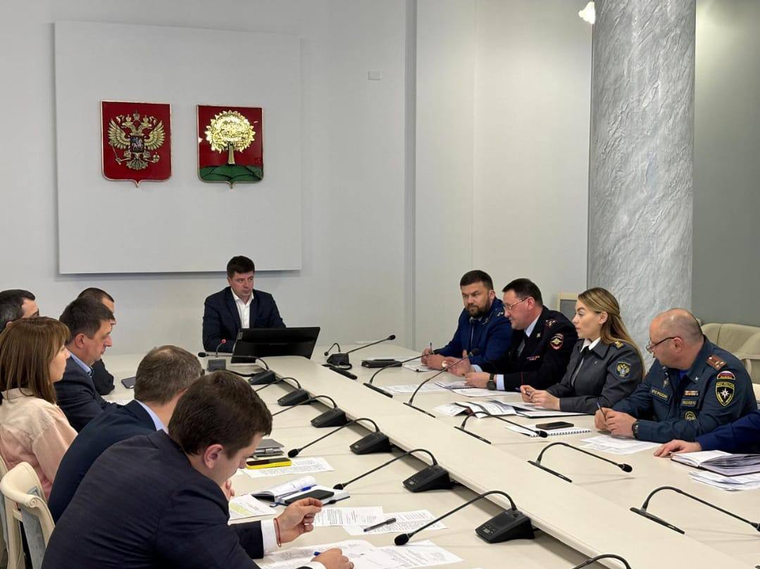 27 ноября в Правительстве Липецкой области состоялось заседание областной комиссии по обеспечению безопасности дорожного движения Липецкой области под председательством заместителя Губернатора Липецкой области Романа Петрухина