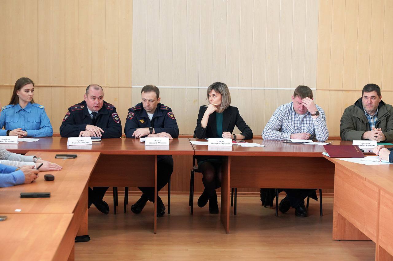 На территории Медиа Центра Министерства автомобильных дорог и транспорта Тамбовской области состоялось совещание с перевозчиками, обслуживающими муниципальные и межмуниципальные маршруты регулярных перевозок в границах Тамбовской области