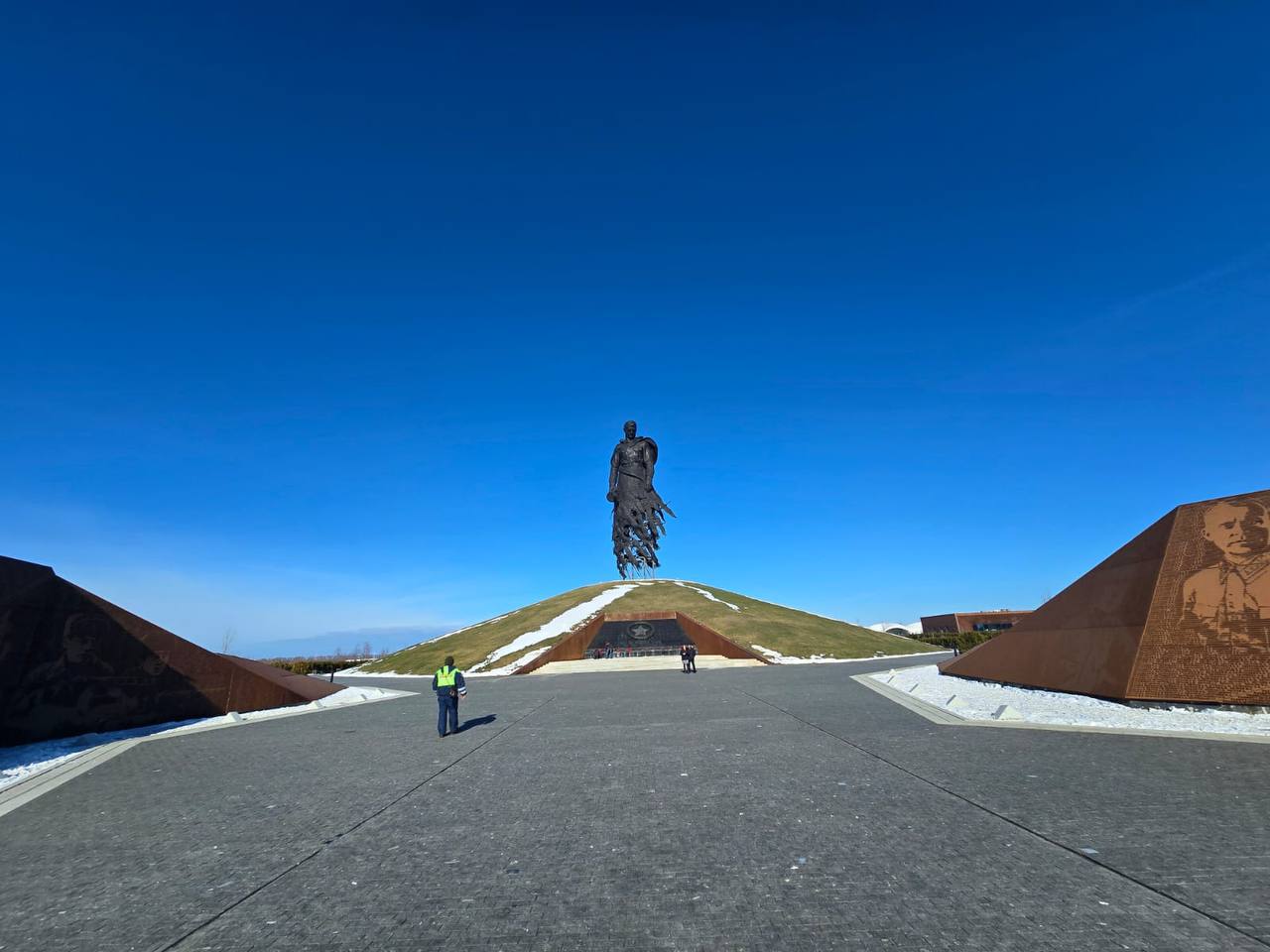 В рамках проведения контрольных (надзорных) мероприятий в Тверской области инспекторский состав отдал дань памяти воинам погибшим в Ржевской битве и возложили цветы у Ржевского мемориала