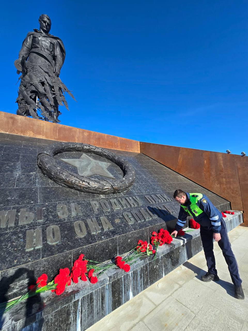 В рамках проведения контрольных (надзорных) мероприятий в Тверской области инспекторский состав отдал дань памяти воинам погибшим в Ржевской битве и возложили цветы у Ржевского мемориала