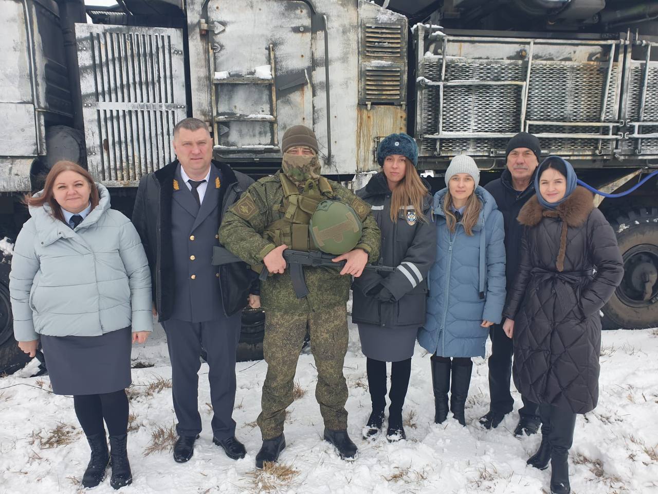 Сотрудники территориального отдела государственного автодорожного надзора по Белгородской области МТУ Ространснадзора по ЦФО поздравили с наступающим Днём защитника Отечества военнослужащих Вооруженных сил Российской Федерерации