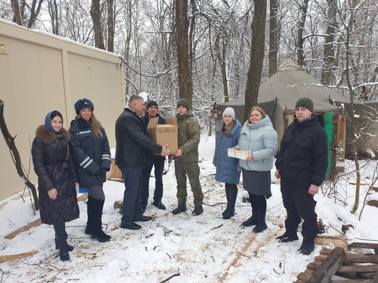 Сотрудники территориального отдела государственного автодорожного надзора по Белгородской области МТУ Ространснадзора по ЦФО поздравили с наступающим Днём защитника Отечества военнослужащих Вооруженных сил Российской Федерерации