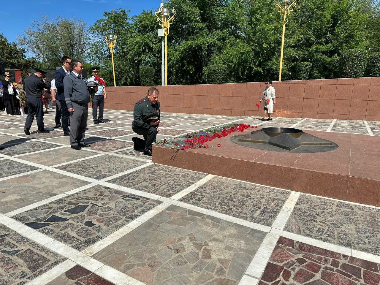 Возложение к мемориалам и памятникам Великой Отечественной войны в городе Элиста