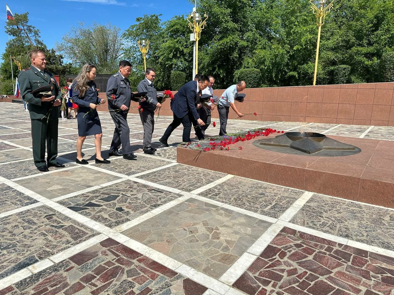 Возложение к мемориалам и памятникам Великой Отечественной войны в городе Элиста