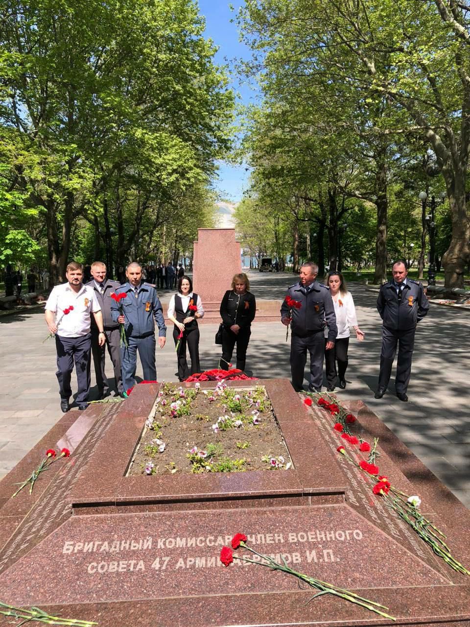 Возложение цветов к Вечному огню и мемориалам воинской славы в Городе Герое - Новороссийске