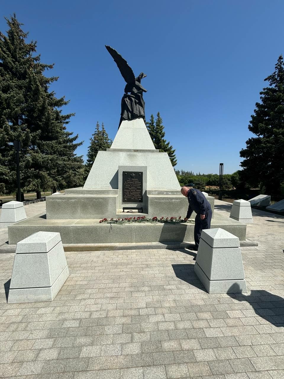 Возложение цветов на Мемориальном комплексе Памяти героев обороны Луганска «Острая Могила»