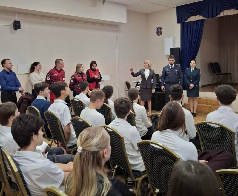 Совместный патриотический флешмоб, посвященный Дню воссоединения с Россией в Донской реальной гимназии